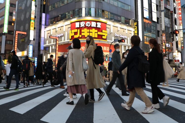 前回の緊急事態宣言下、東京・新宿は人で溢れていた（写真／時事通信フォト）