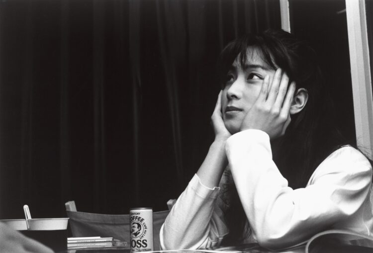 大のカフェオレ好きだった坂井は、休憩中にもカフェオレを飲んでいた。写真は1993年撮影