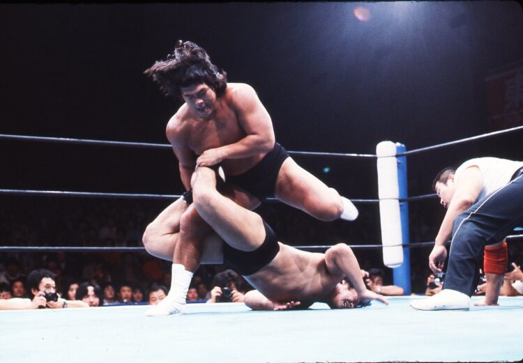 長州力の得意技「サソリ固め」(写真/AFLO)