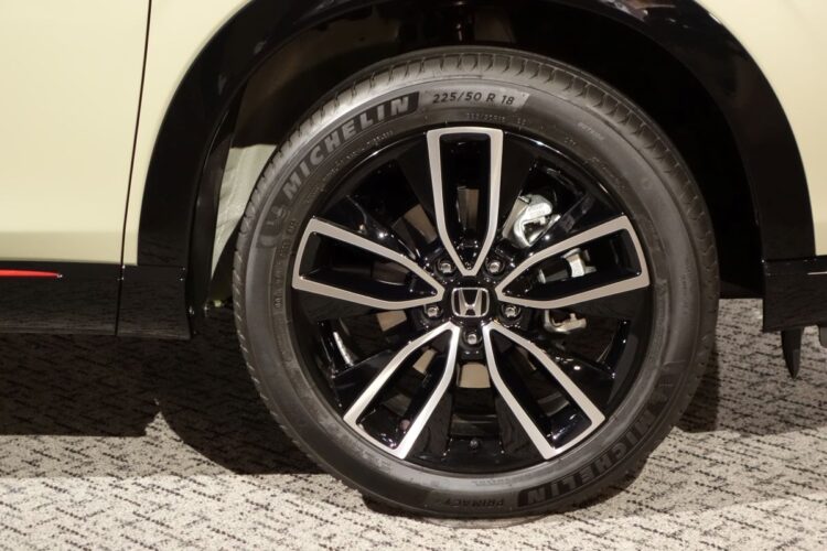 新型ヴェゼルのタイヤは225／50R18サイズのミシュラン「プライマシー4」。第1世代ヴェゼル「RS」よりスペックは上だ