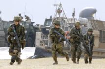 “もしも”のときはどう対抗する?(写真は米軍との実動訓練を行なう陸自の水陸機動団/共同通信社)