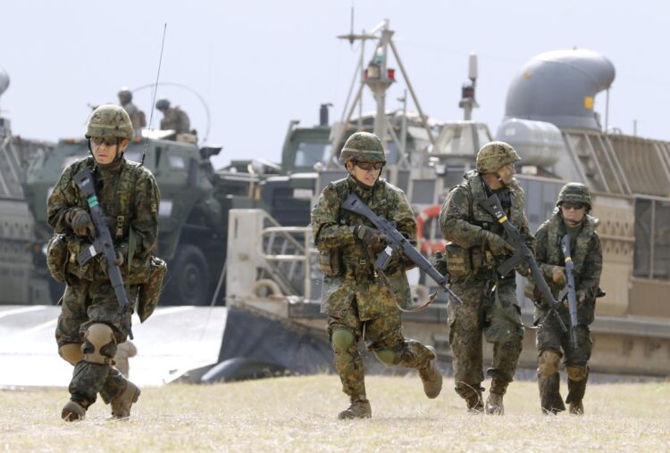 “もしも”のときはどんな対策が？（写真は米軍との実動訓練を行なう陸自の水陸機動団／共同通信社）