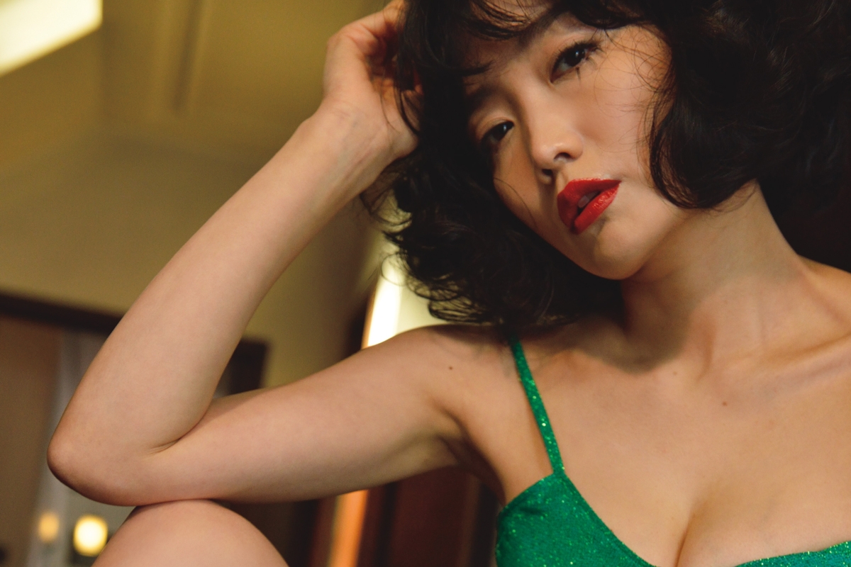 佐藤江梨子8年ぶり本格グラビア 竹中直人が撮り下ろす 宙を見る女 Newsポストセブン
