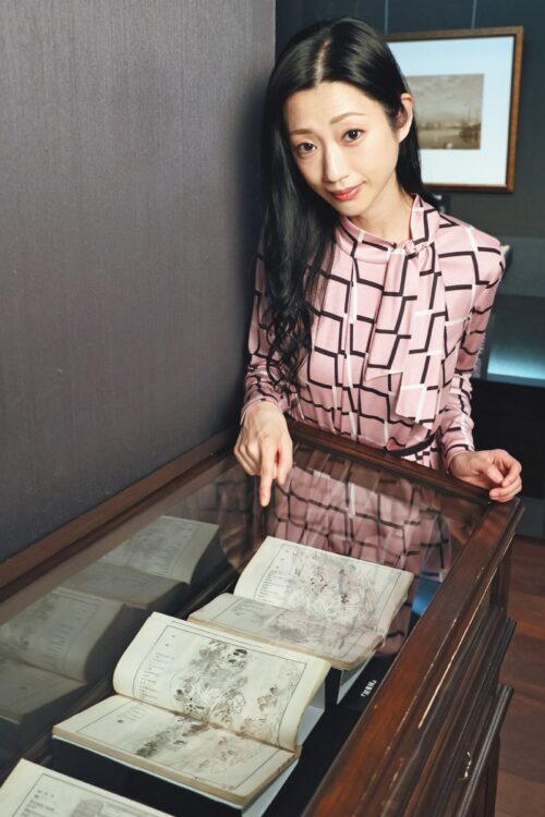 尊聞閣主人（メイジャー兄弟）編『点石斎画報』1884-1898年。月3回刊行され、時事・三面記事・海外事情など幅広く扱った絵入りの新聞。『蒐訪古書』など日本に関するものもあった