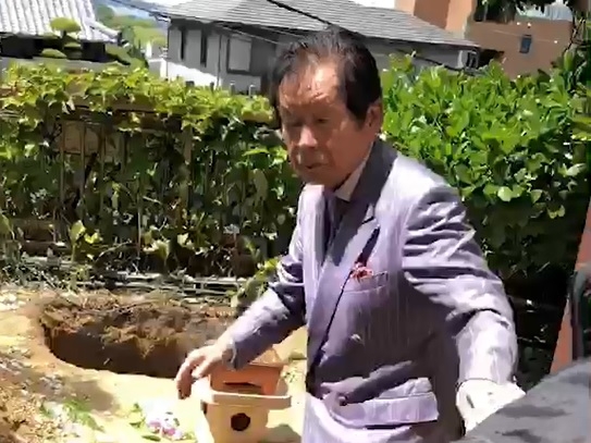 愛犬の葬儀をした野崎氏