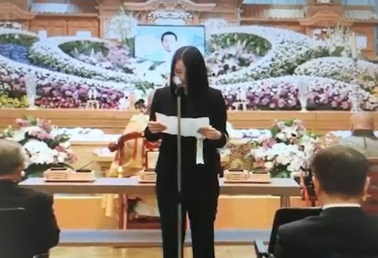 葬式では白い花を付けて喪主を務めた