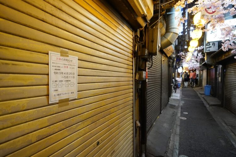 3度目の緊急事態宣言が発令され、休業した店舗が並ぶ東京・新宿の飲食街。新型コロナウイルスの感染拡大で、政府は5月11日までの17日間、大型商業施設、酒類やカラオケを提供する飲食店に休業を要請(時事通信フォト)