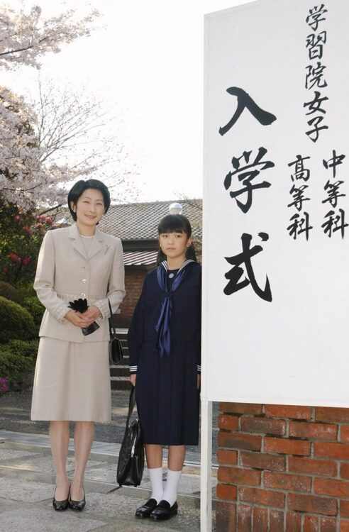 2004年、学習院女子中等科の入学式を前に写真に納まる秋篠宮妃紀子さまと眞子さま（時事通信フォト）