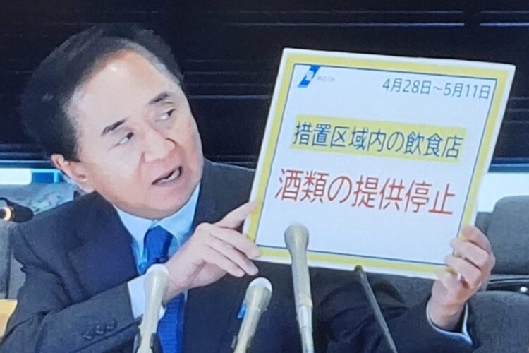 緊急事態宣言発令を前に対象区域の飲食店へ酒類提供停止を呼びかける神奈川県の黒岩祐治知事（時事通信フォト）