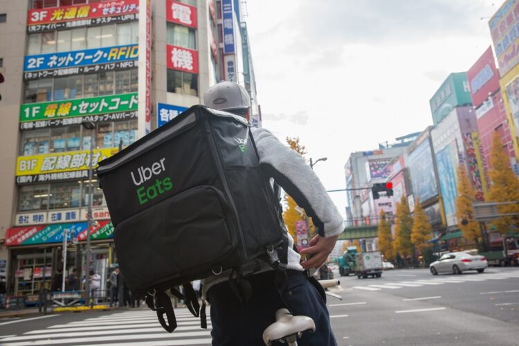 街をゆくフードデリバリー配達員(イメージ、Sipa USA/時事通信フォト)