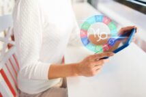 不安な世の中がブームを後押し?コロナ禍で占いにハマる人たちの本音