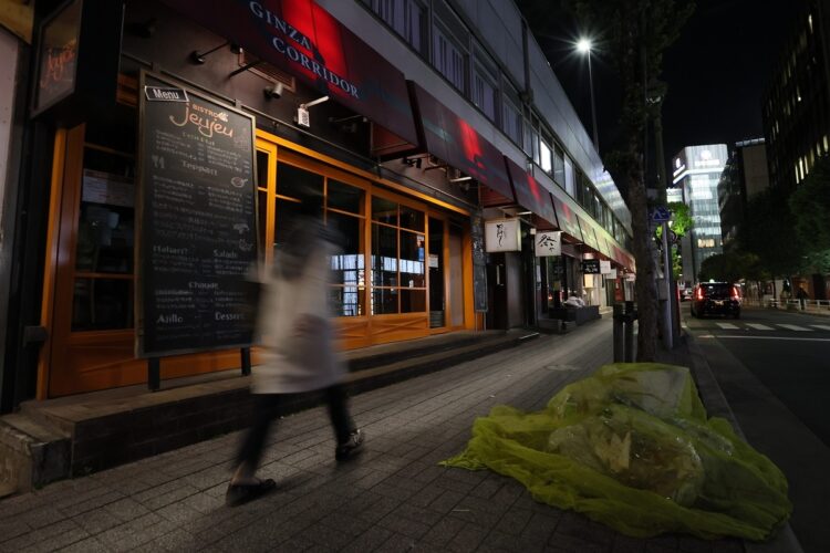 緊急事態宣言で人波が消えた銀座（時事通信フォト）