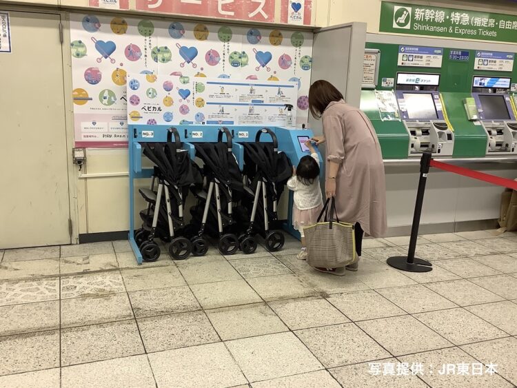 駅構内に設置されたベビーカーのレンタルスタンド