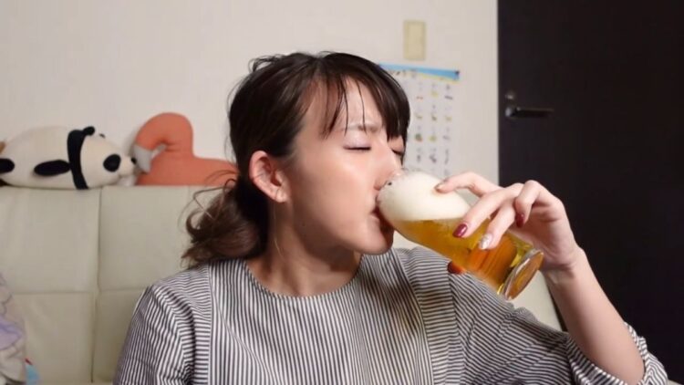 気持ちいい飲みっぷり（YouTubeより）