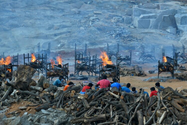 インドでは火葬場が足りず、廃墟となった採掘場で犠牲者を火葬している（写真／AFLO）
