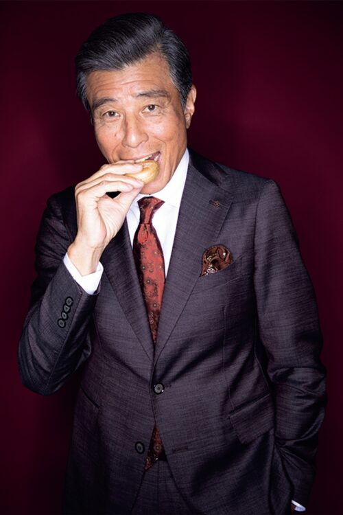 お菓子を頬張る姿もダンディー