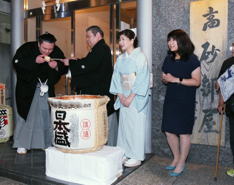 高砂部屋は誰が継ぐ？（写真左は大関・朝乃山／時事通信フォト）