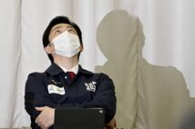 吉村洋文・府知事への厳しい声が相次ぐ(写真/共同通信社)
