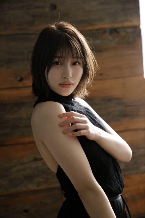 『唯井まひろ featuring 小倉由菜 Hold me! 』は各電子書店で5月14日発売