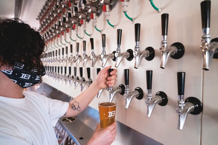 国内外から厳選した様々な樽生クラフトビールが常時47種類揃う