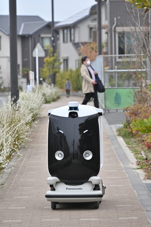 最高時速4kmで処方薬を住民に届ける『自動配送ロボット』（パナソニック／アインホールディングス）