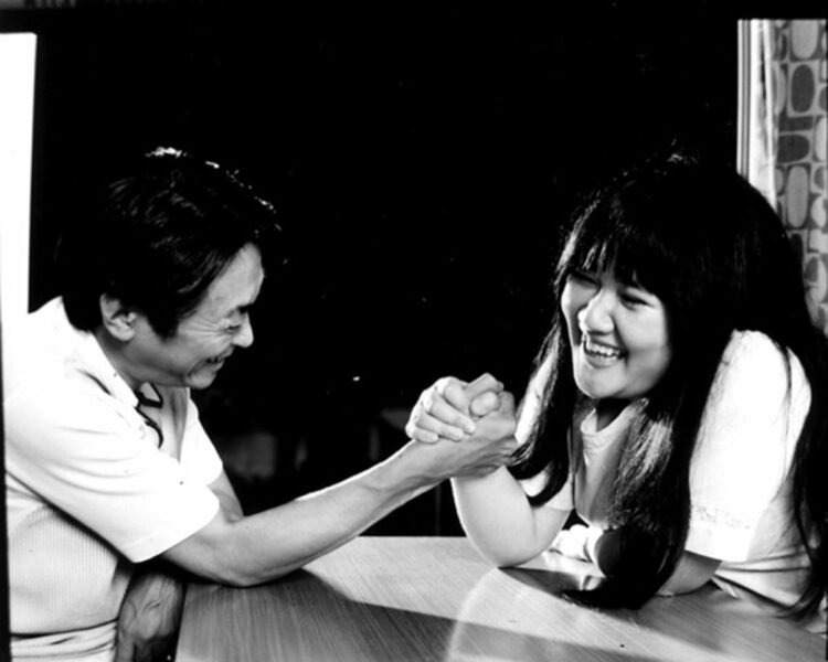 17才の頃の小坂と腕相撲をしているのは、指揮者兼編曲家で父の小坂務氏。2人は1974年の『NHK紅白歌合戦』でも共演