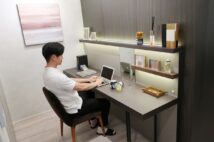 寝室などを改造して仕事部屋にできる人はまだ恵まれている(時事通信フォト)