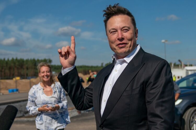 2020年9月、建設中のテスラ工場を訪れたイーロン・マスク氏（ドイツのブランデンブルク州／EPA＝時事通信フォト）