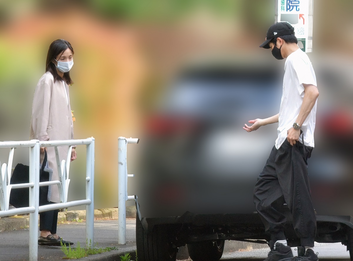 向井理と国仲涼子夫妻 束の間の休日に公園で見せた｢父と母の顔｣｜NEWSポストセブン Part 4