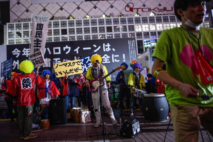 渋谷駅前で「ノーマスク」を訴える人たち。2020年10月（AFP＝時事）