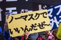 渋谷駅前で「ノーマスク」を訴える人たち。2020年10月（AFP＝時事）