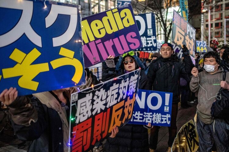 マスク着用に反対するグループの活動は継続している。2020年12月31日の渋谷駅前（AFP＝時事）