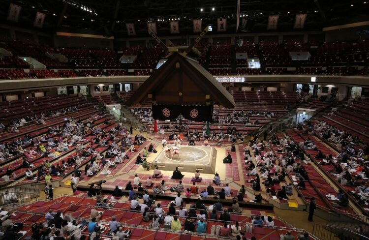 4日目から観客を入れて開催された大相撲夏場所（時事通信フォト）
