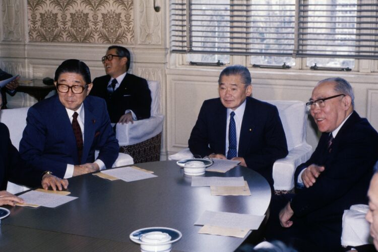 総理になった竹下（中央）、なれなかった安倍（左）、なれるのにならなかった伊藤（右。写真は時事通信フォト）