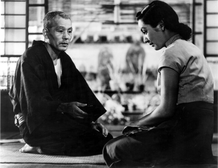 小津監督とのコンビの代表作『東京物語』（1953年）で笠智衆と（写真／共同通信社）