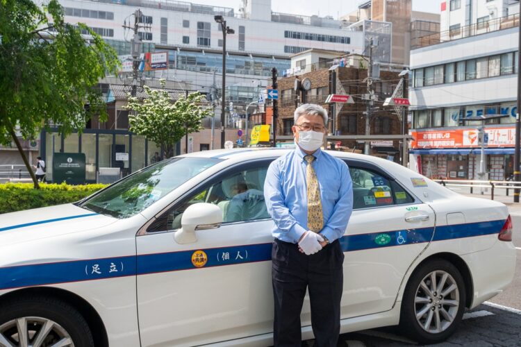 北千住。5月9日13時43分。「去年の緊急事態宣言の時は、法人タクシーは結構休んでたけど、個人タクシーは頑張っていましたよ。でもねえ……今年は個人も減りました」