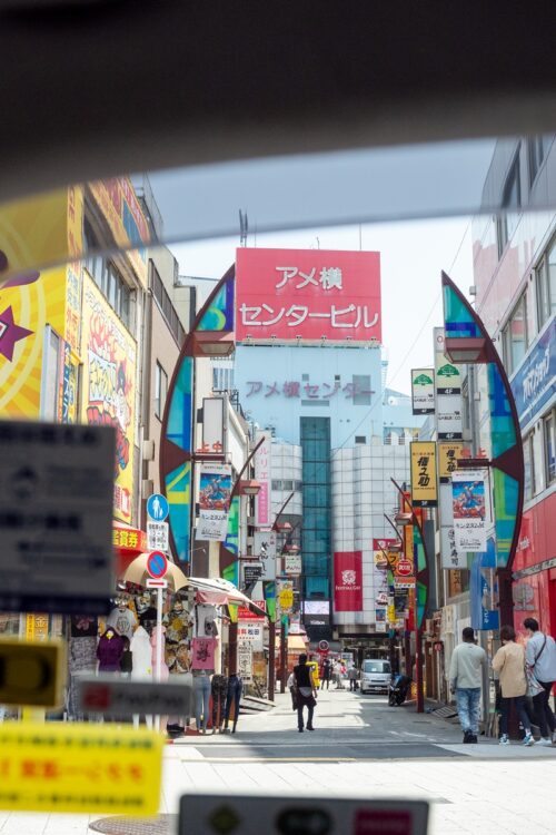 アメ横。5月9日11時38分。例年、観光客でごった返す上野アメ横周辺も閑古鳥が鳴いていた。上野公園施設の使用も中止となっていたため、街全体が静まり返る