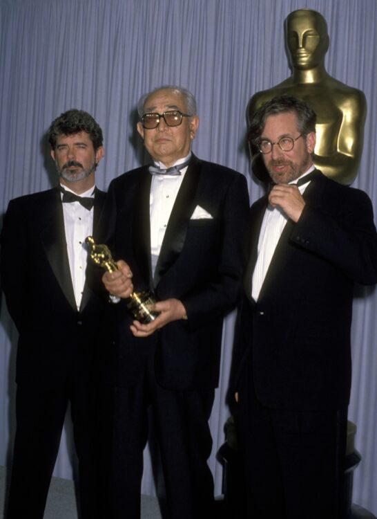 1990年、アカデミー賞名誉賞を受賞した際の黒澤明。ジョージルーカス、スピルバーグと共に撮影（Getty Images）