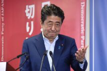 前首相の発言に自民党内からも困惑の声が（時事通信フォト）