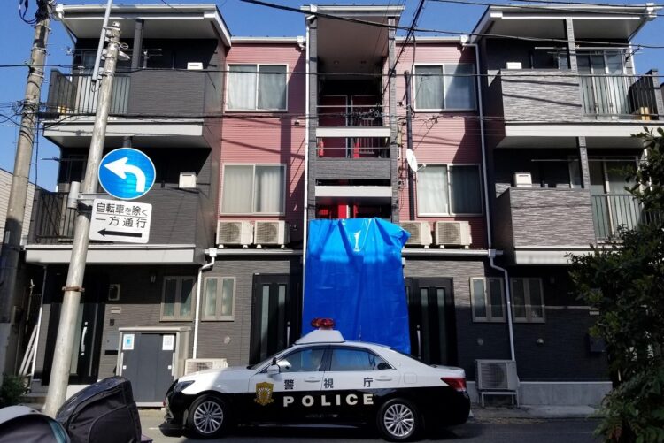 外階段の一部が崩落し、住人の女性が転落死した賃貸アパート(時事通信フォト)