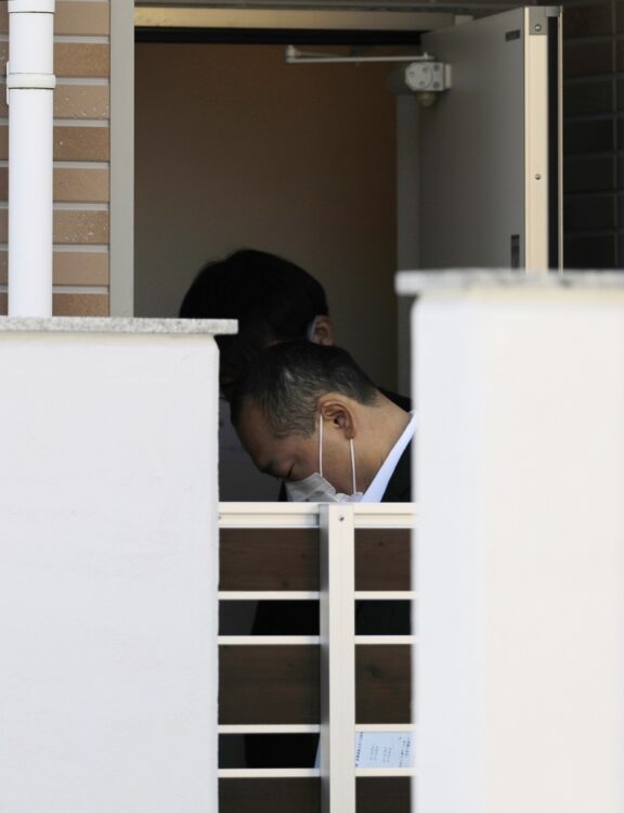 東京都八王子市のアパートで外階段の一部が崩れて住人が転落死した事故で、施工した「則武地所」の家宅捜索に入る警視庁の捜査員ら（時事通信フォト）