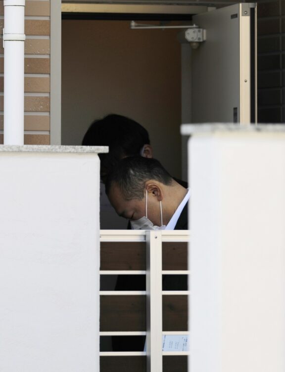東京都八王子市のアパートで外階段の一部が崩れて住人が転落死した事故で、施工した「則武地所」の家宅捜索に入る警視庁の捜査員ら(時事通信フォト)