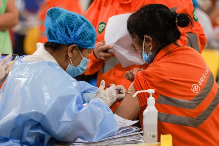 世界トップクラスの速さでワクチン接種を加速させる中国（写真／AFP＝時事）