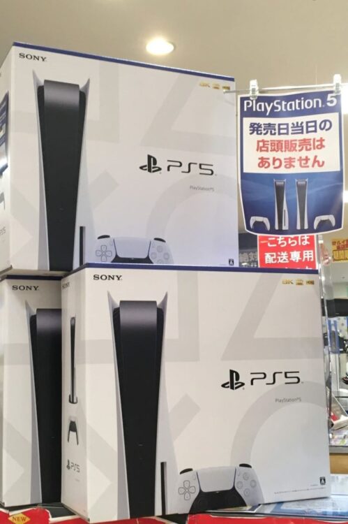 昨年11月に発売されたソニーの新型家庭用ゲーム機「プレイステーション（PS）5」（時事通信フォト）