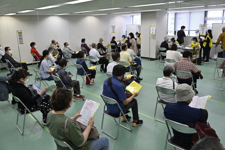 東京・大手町、大規模接種センターでは受付の順番ちがあった（写真／JMPA）