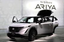 今年発売が予定されている日産の新型電気自動車「アリア」(時事通信フォト)