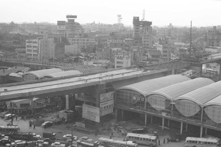 1964年完成の東急東横線渋谷駅駅舎と建設中の首都高3号線は10月1日に約1kmのみ開通