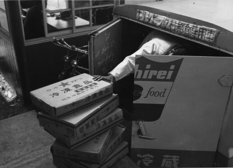 1964年、東京五輪選手村の食堂へ、ニチレイの冷凍食材を納品する様子。肉、魚のほか、野菜類もあった（写真／ニチレイ提供）