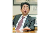 安倍晋三・前首相の狙いは？（時事通信フォト）