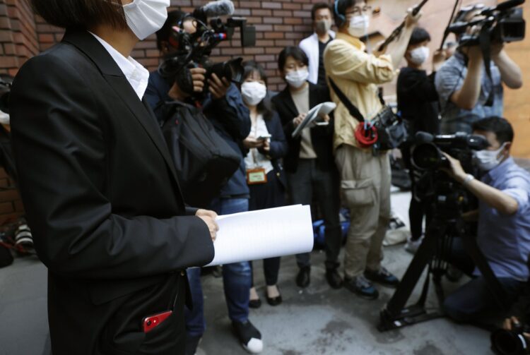 「赤木ファイル」の存在を国側が認めた意見書を手にする赤木俊夫さんの妻（写真／共同通信社）